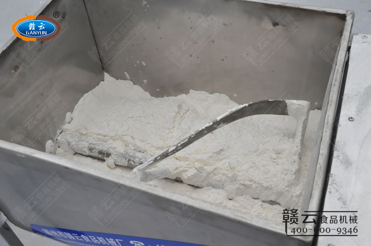 和面機攪拌面粉和發(fā)酵粉